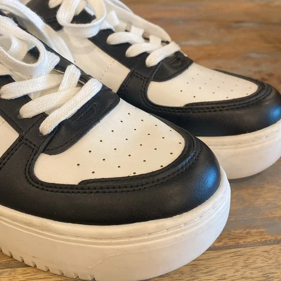 Wild Fable Black Lola Low-Top Lace-Up Sneakers 8.5 - Picture 7 of 9